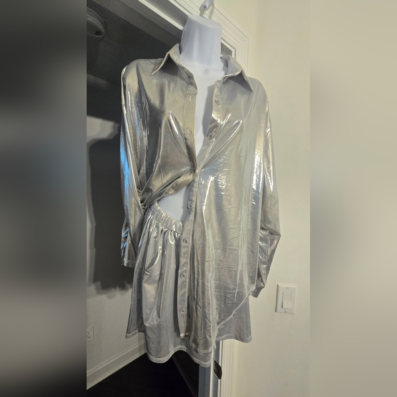NWT Fashion Nova Taylor Metallic Short Set - Silver Size Medium - Picture 3 of 9